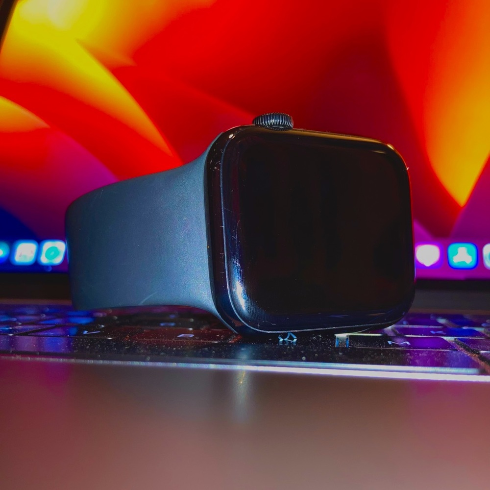 Apple Watch: Series 5 with a 44 mm screen and comes with a charger.